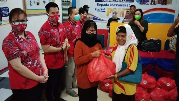 Paguyuban Sosial Marga Tionghoa Sultra Salur Sembako dengan Prokes Covid-19