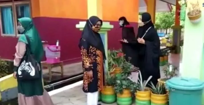 Tim Adiwiyata Kendari Tegakkan Prokes Saat Menilai SDN 58 dan SMP Hidayatullah