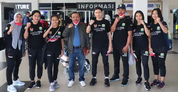 Atlet Bulu Tangkis Sultra Bertolak ke Papua, Siap Bidik Medali di Arena PON