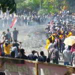Demo Dua tahun Sedarah di Kendari Berujung Ricuh, Massa Aksi Lempar Batu ke Aparat