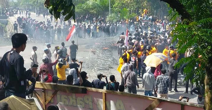 Demo Dua tahun Sedarah di Kendari Berujung Ricuh, Massa Aksi Lempar Batu ke Aparat