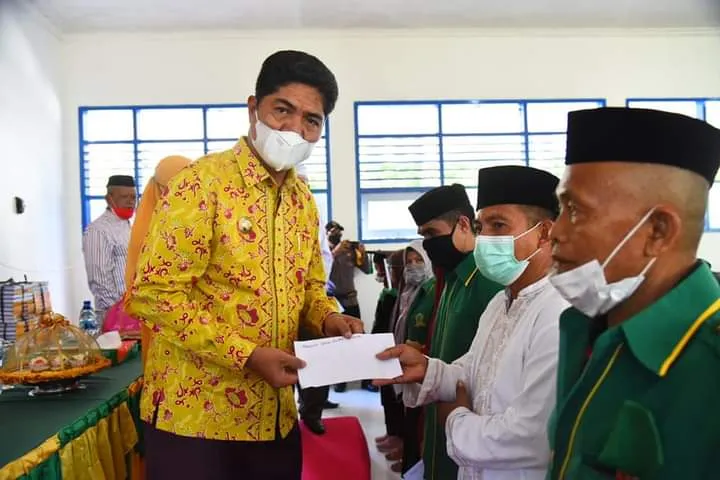 Bupati Buton Hadiri Wisuda Santri