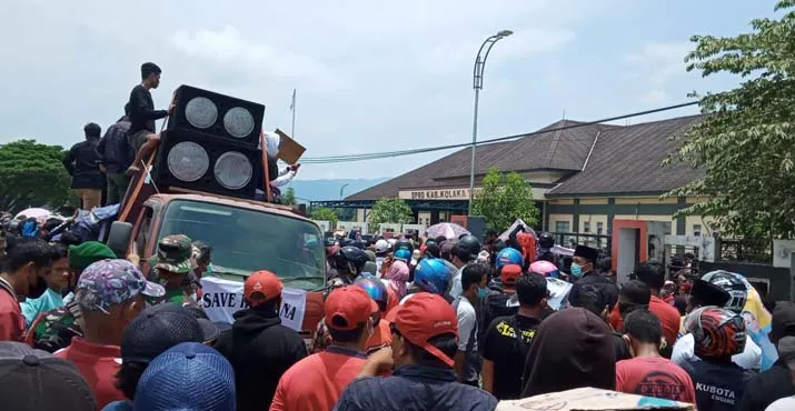 Koltim Tanpa Bupati, Ratusan Warga Demo di Kantor DPRD