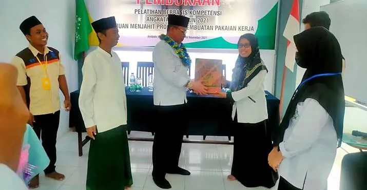 BLK Kendari Buka Paket PBK di Komunitas Ponpes, Haji Polondu: Peserta Lebih Terampil