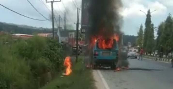 Kabel Korslet, Mobil Angkot Terbakar Tak Jauh dari SPBU Tipulu