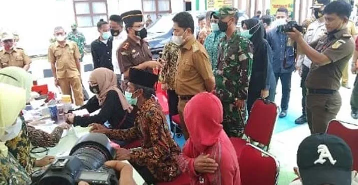 Bupati Buton Resmikan Vaksinasi Massal "Pakem Sakti", Warga Seratusan Antri