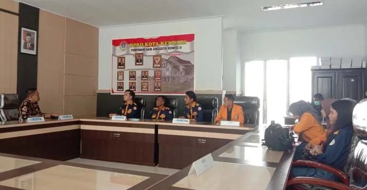 Wakil Komisi II DPRD Kendari Audiensi Bersama BEM FISIP UHO