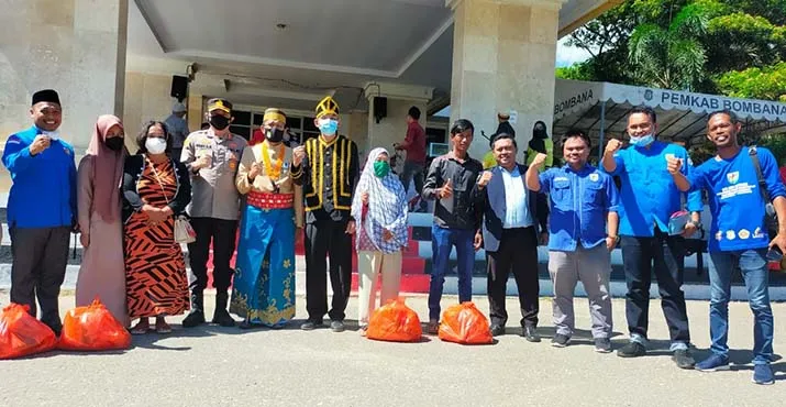 Peringati Hari Sumpah Pemuda, KNPI Bombana Berbagi Sembako