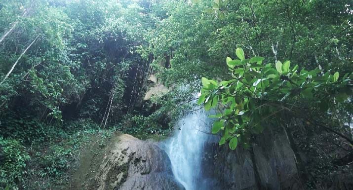 Air terjun Kahauhauna, di tengah Hutan Wayaro, Pasarwajo buton