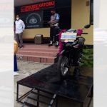 Ikut Vaksin di Polsek Katobu, Supir Mobil Kampas Asal Bau-bau Dapat Hadiah Sepeda Motor