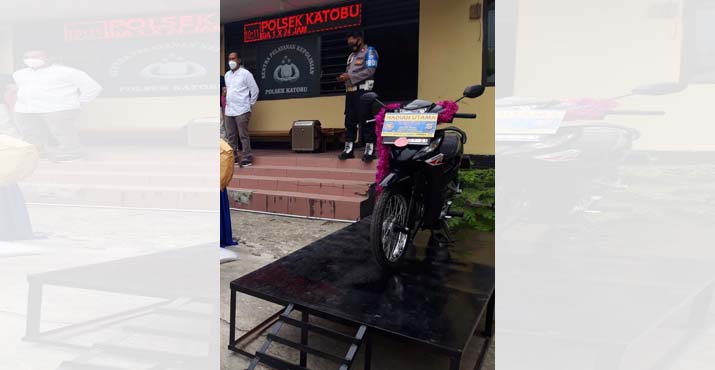 Ikut Vaksin di Polsek Katobu, Supir Mobil Kampas Asal Bau-bau Dapat Hadiah Sepeda Motor