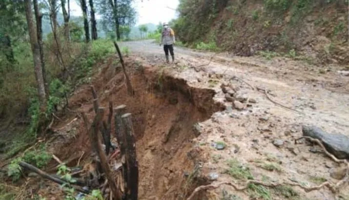 Diguyur Hujan, Jalan Poros di Bombana Nyaris Putus