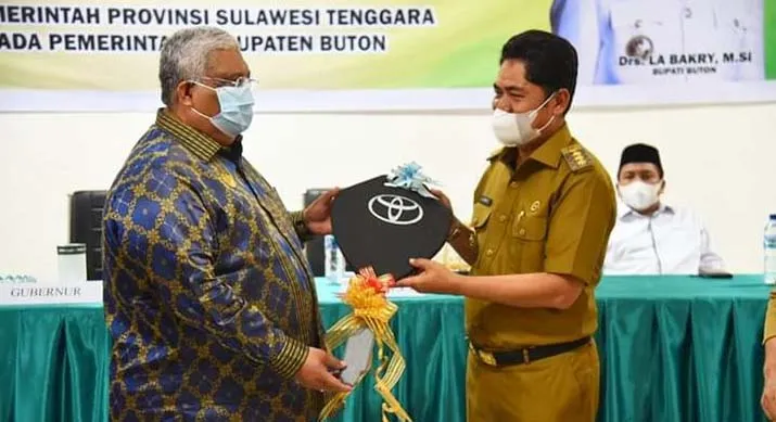 Ali Mazi Serahkan Mobil Operasional Rumah Cegah Stunting kepada Pemkab Buton
