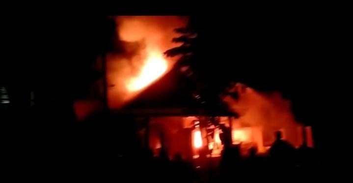Kerusuhan Terjadi di Buton, Rumah dan Kendaraan Dibakar Massa