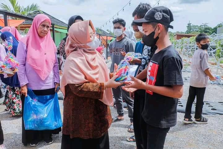 Ketua TP-PKK Kendari Beri Bantuan Anak Yatim Terdampak Pandemi Covid-19