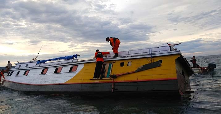 Basarnas Kendari Berhasil Evakuasi Kapal Tenggelam di Perairan Toronipa
