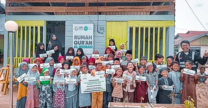 IZI Sultra Salurkan Bantuan Beasiswa ke Pelajar SD dan SMP Kategori Kurang Mampu