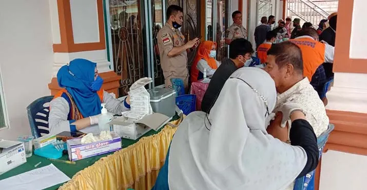 Lurah Tobuuha Gelar Vaksinasi Massal Covid-19