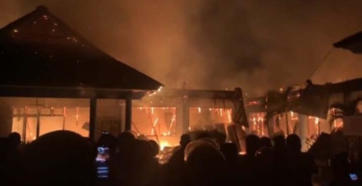 Gedung Dinsos Kendari Terbakar, Damkar Turunkan Lima Armada