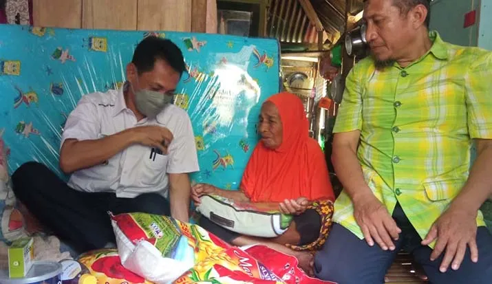 Bersama Bupati, LKS-LU Insan Madani Wakatobi Salurkan Program Atensi Lansia
