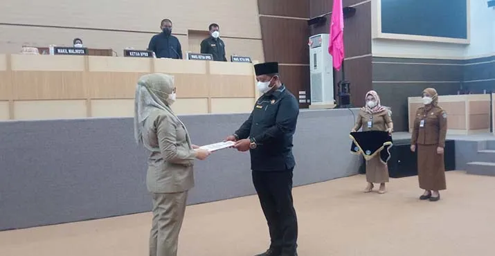Pemkot Kendari Serahkan Tiga Raperda kepada DPRD