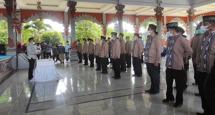 Wali Kota Kendari Kukuhkan RT/RW Terpilih se-Kelurahan Kadia