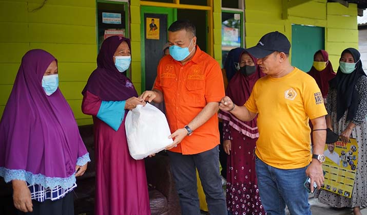Dinakodai Aksan Jaya Putra, DPD MKGR Sultra Berbagi ke Masyarakat Terdampak Covid-19
