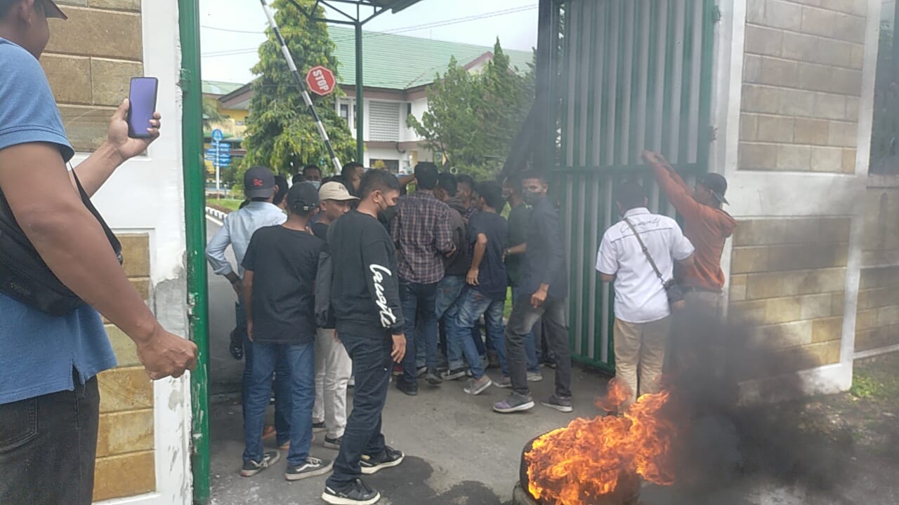 AMLM Demo Dugaan Mafia Lelang Proyek di Kejati Sultra, Nyaris Adu Jotos