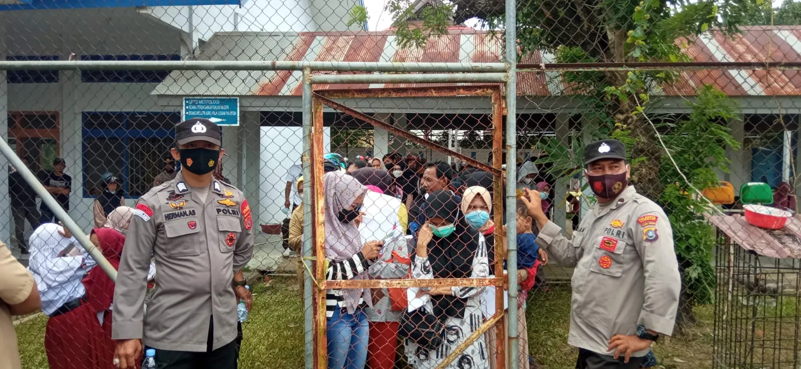 Minyak Goreng Langka, Antrean Panjang Warnai Pasar Murah Disperindag Sultra