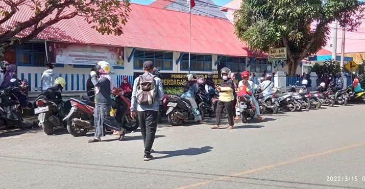 Aduh! Gegara Salah Info, Ibu-ibu Serbu Disperindag Baubau Cari Minyak Goreng