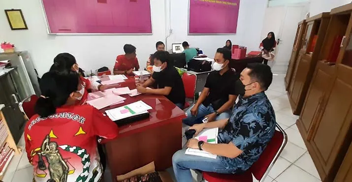 Bea Cukai Kendari Serahkan Tersangka dan Barang Bukti Rokok Ilegal ke Kejari Kolaka