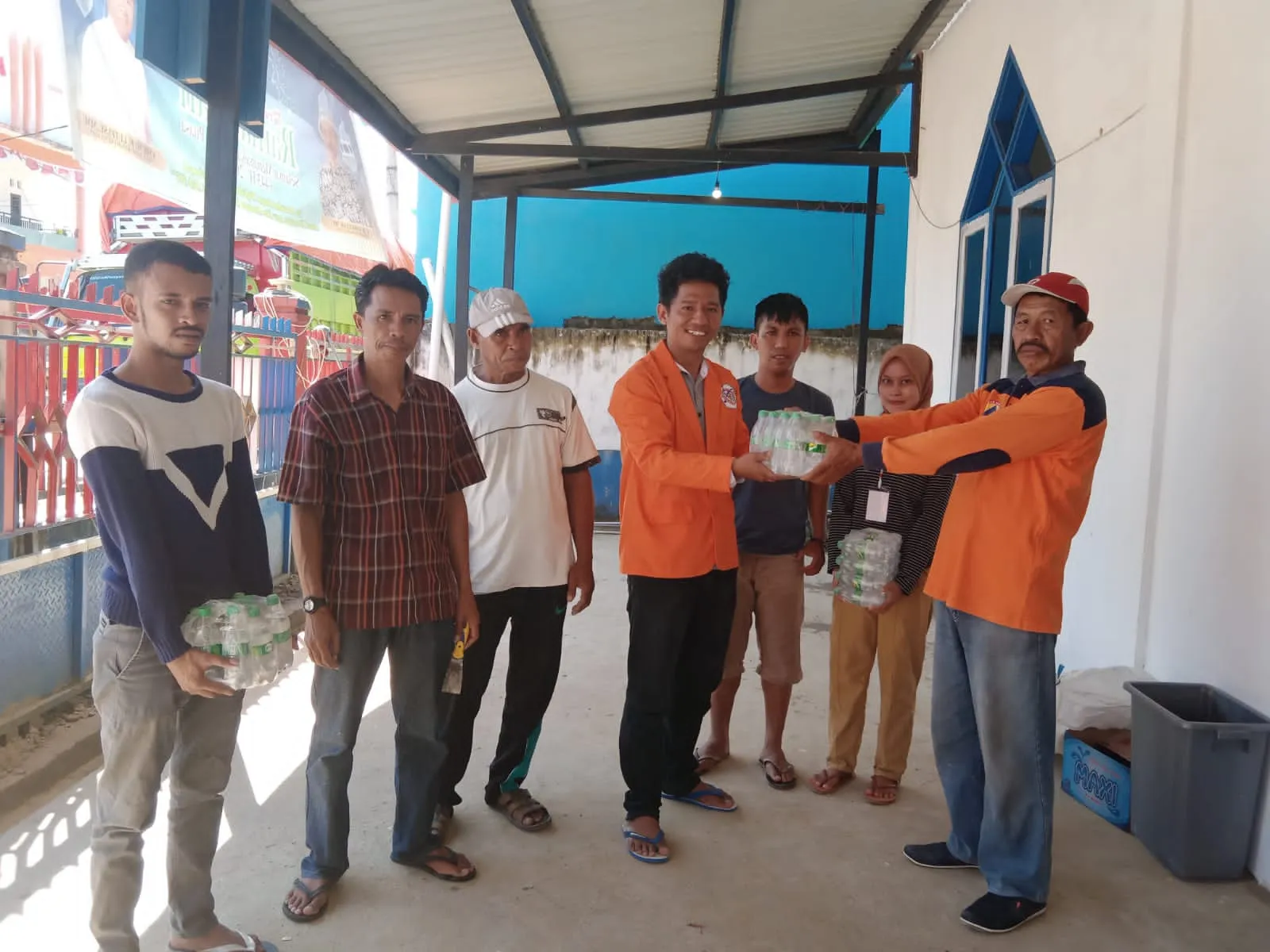 STMIK Bina Bangsa Kendari Bagi Paket Minuman Gratis ke Warga Konkep