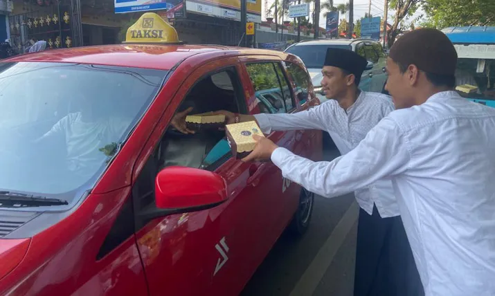 Kaum milenial Sahabat Kadia turun ke jalan membagikan takjil berbuka puasa untuk masyarakat. Foto: istimewa