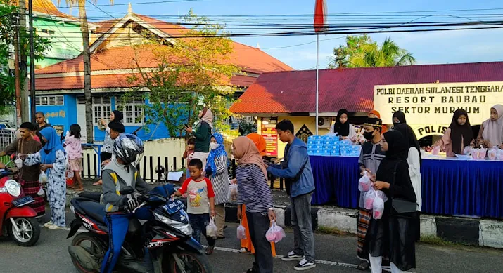 Pramuka Bhayangkara Bagi 1.000 Paket Takjil pada Warga Baubau