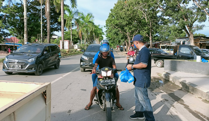 PT Anindya Wiraputra Berbagi Takjil ke Pengguna Jalan Batas Kota Kendari-Konsel