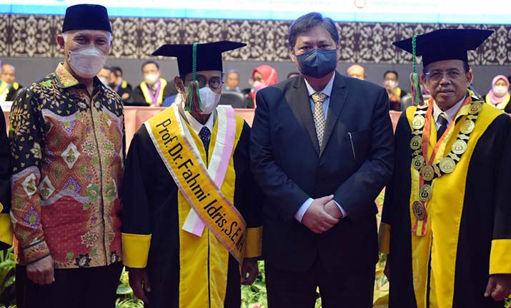 Menko Airlangga Hadiri Pengukuhan Fahmi Idris sebagai Profesor Kehormatan Universitas Negeri Padang