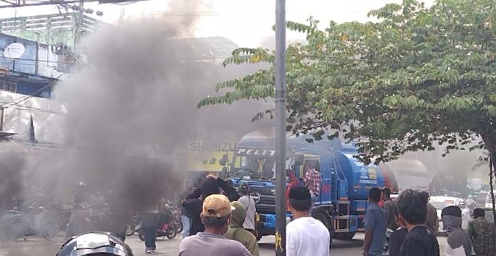 Demo di Kota Lama, Massa Nyaris Sandera Truk Tangki BBM Pertamina
