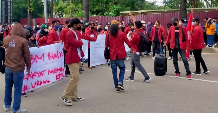 Gelar Aksi Damai di DPRD Sultra, Mahasiswa: Ada Apa dengan Negara Ini?