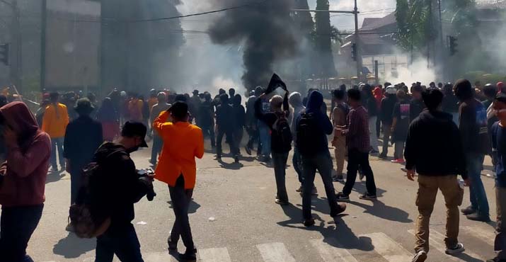 Demo di Kendari Berujung Ricuh, Polisi Bombardir Gas Air Mata ke Arah Pendemo