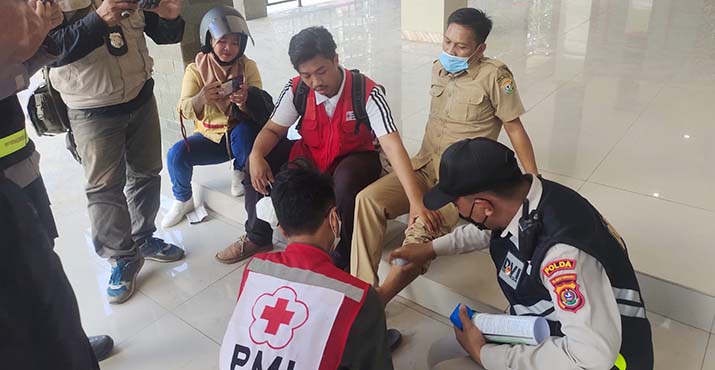 Demo Mahasiswa Rusuh, Pegawai DPRD Sultra Terluka Kena Lemparan Batu