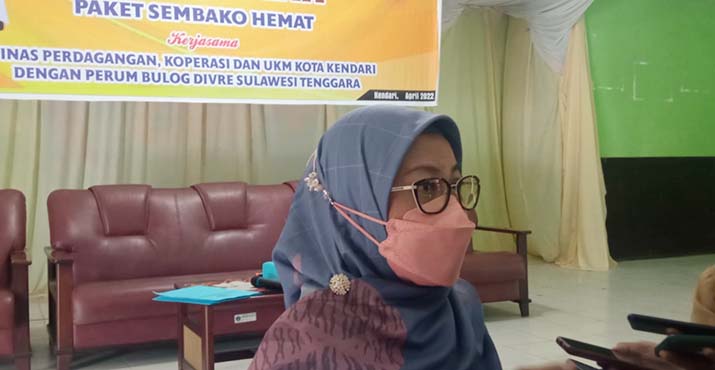 Pimpinan Wilayah Perum Bulog Sultra Siti Mardati Saing.