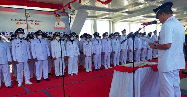 Lantik 109 Kepala Desa, Bupati Bombana: Perangkat Desa Lama Jangan Langsung Dipecat