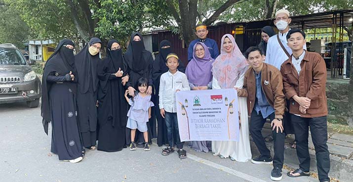 Yayasan Amalia Darul Amanah Bagi-bagi Takjil ke Masyarakat