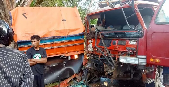 Lakalantas di Mubar, Dua Truk Rusak Parah