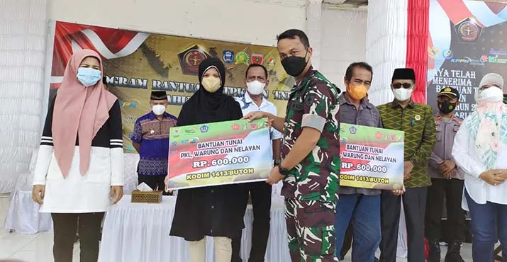 Dandim Buton Serahkan Bantuan Tunai PKLWN kepada 7.000 KK di Wakatobi