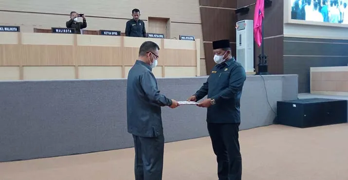DPRD Kendari Serahkan Rekomendasi LKPJ Wali Kota Tahun 2021