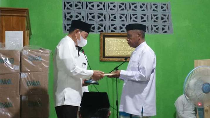 Safari Ramadhan, Bupati Buton Utara Serahkan 200 Al-Qur'an di Wakorumba Utara