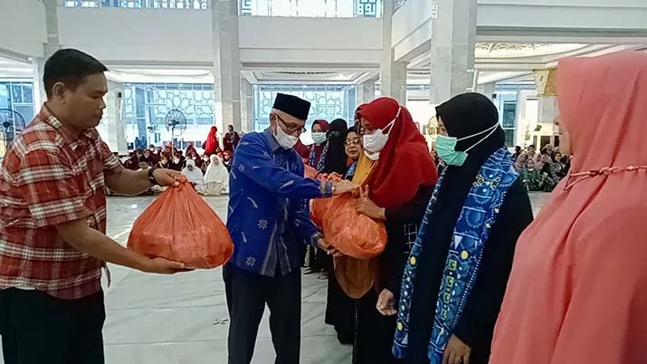 Lukman Abunawas Bagi Sembako kepada Jemaah Masjid Al-Alam