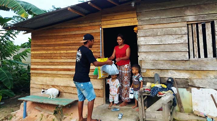 Pemuda Kampung Bugis Gelar Baksos dan Bagi Paket Sembako di Kelurahan Wundumbatu
