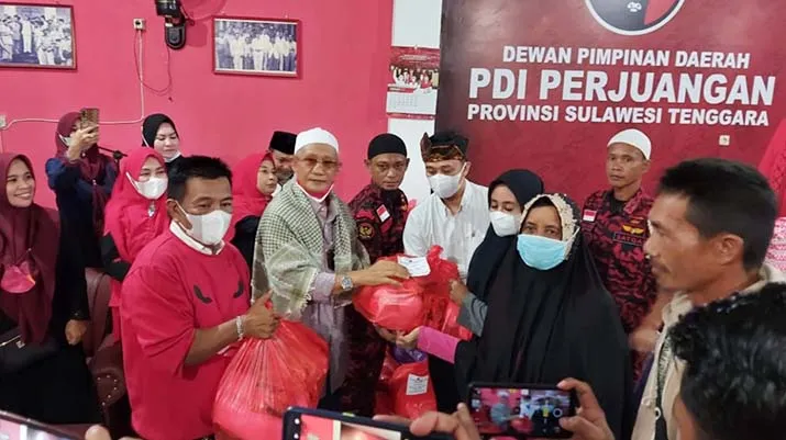 PDIP Sultra Bagi Sembako dan Takjil ke Ratusan Masyarakat